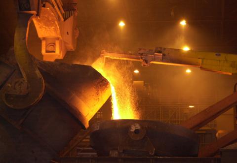 Hot pouring of steel